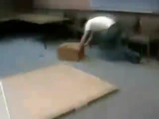 国产尿不湿搞笑视频,宝宝“翻车”瞬间，笑料百出！  第2张